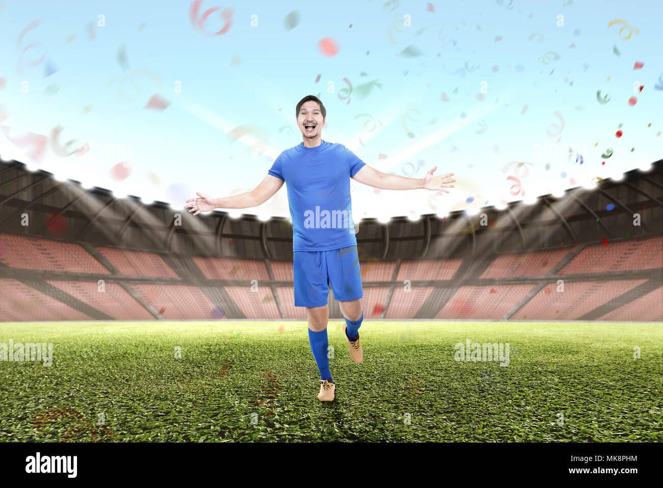 Jungen asiatischen männlichen Fußball-Spieler feiern Sieg am Stadion Stockfoto