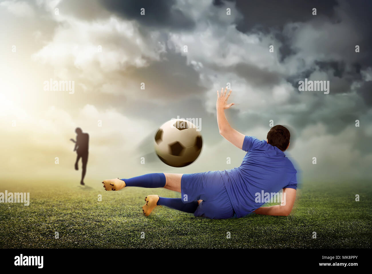 Torwart fängt den Ball von seinem Gegner Kick auf dem Feld Stockfoto