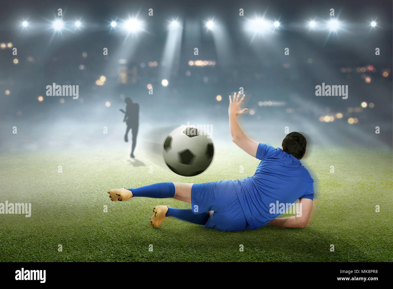 Torwart versuchen, den Ball auf dem Feld zu fangen Stockfoto