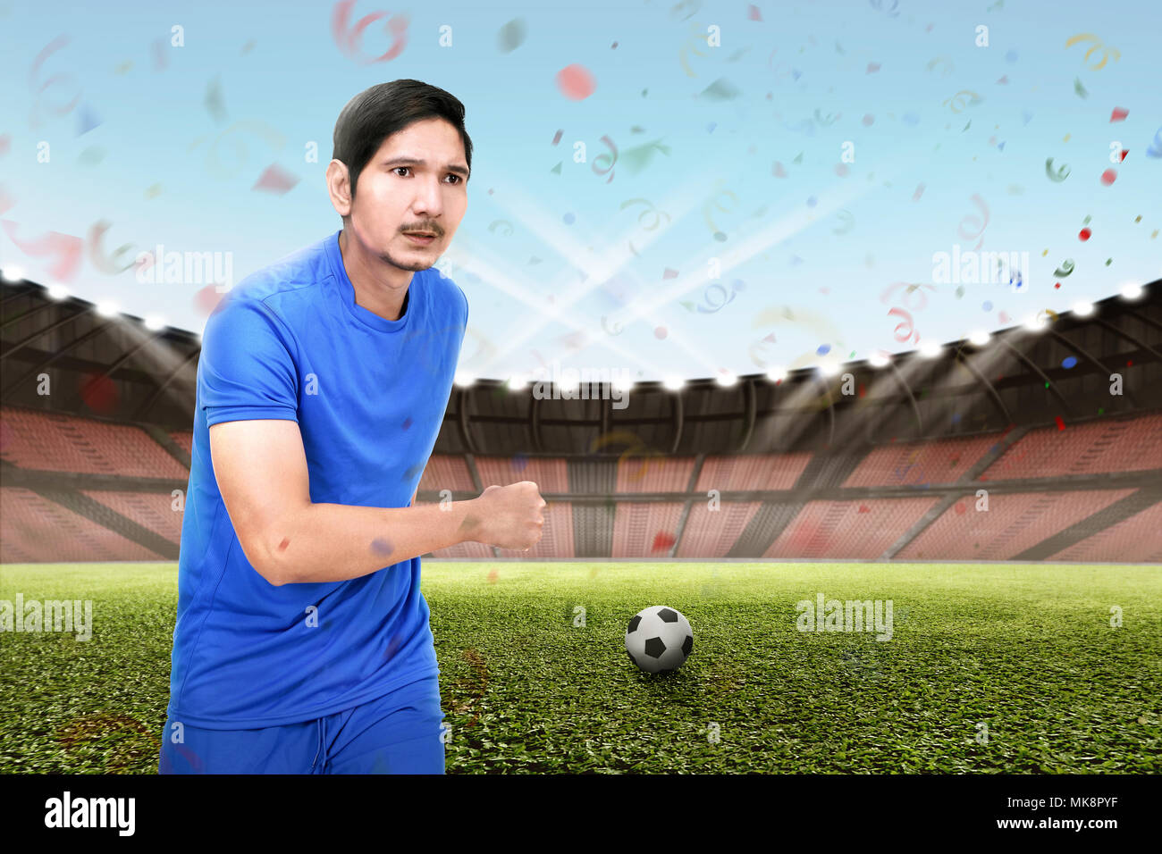 Junge asiatische Fußball-Spieler Mann spielt den Ball auf dem Feld Stockfoto