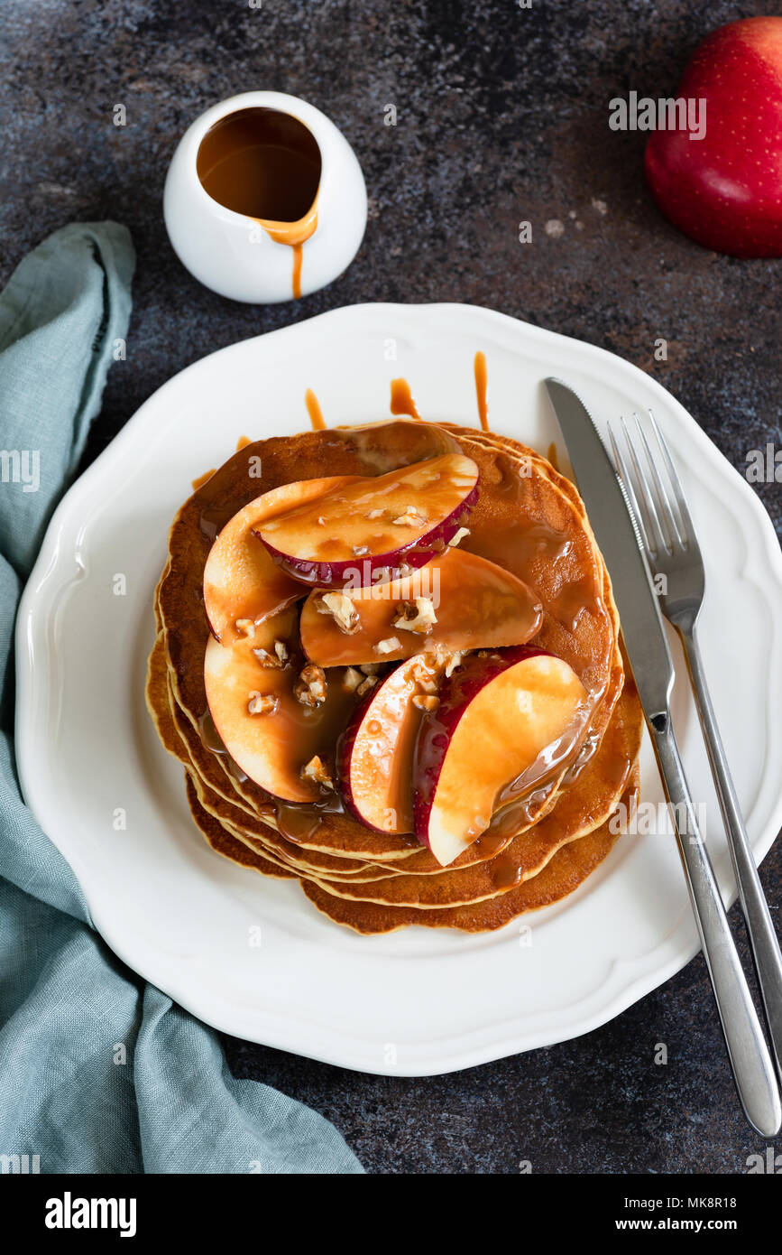 Apple Karamell Pfannkuchen auf weiße Platte. Hausgemachte leckere Pfannkuchen. Äpfel mit Karamellsauce. Ansicht von oben Stockfoto