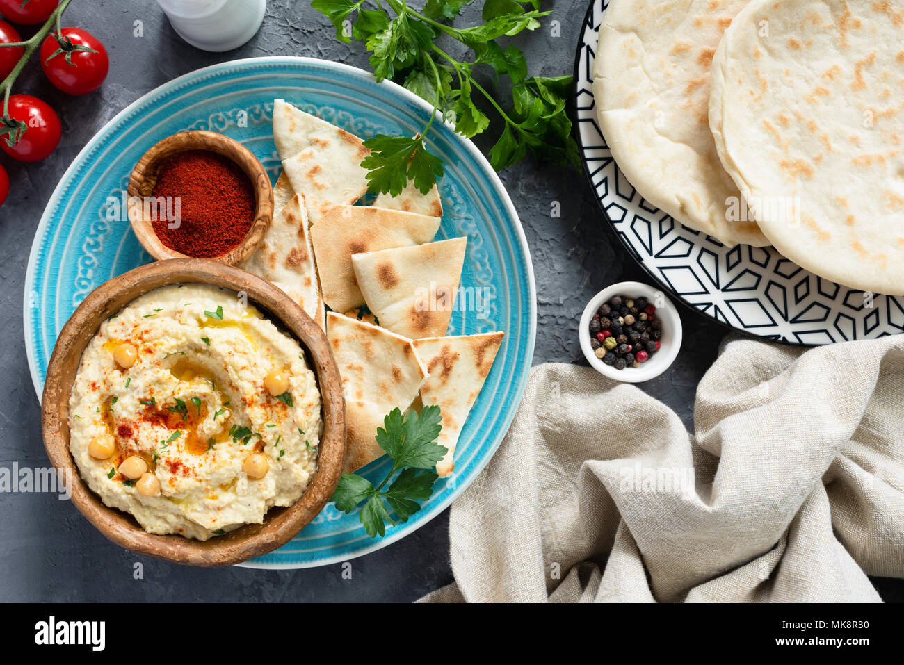 Arabisch Kichererbse Hummus und Fladenbrot. Traditionelle orientalische oder arabische Speisen. Meze party Platte. Pita, Hummus, Paprika und Petersilie. Stockfoto