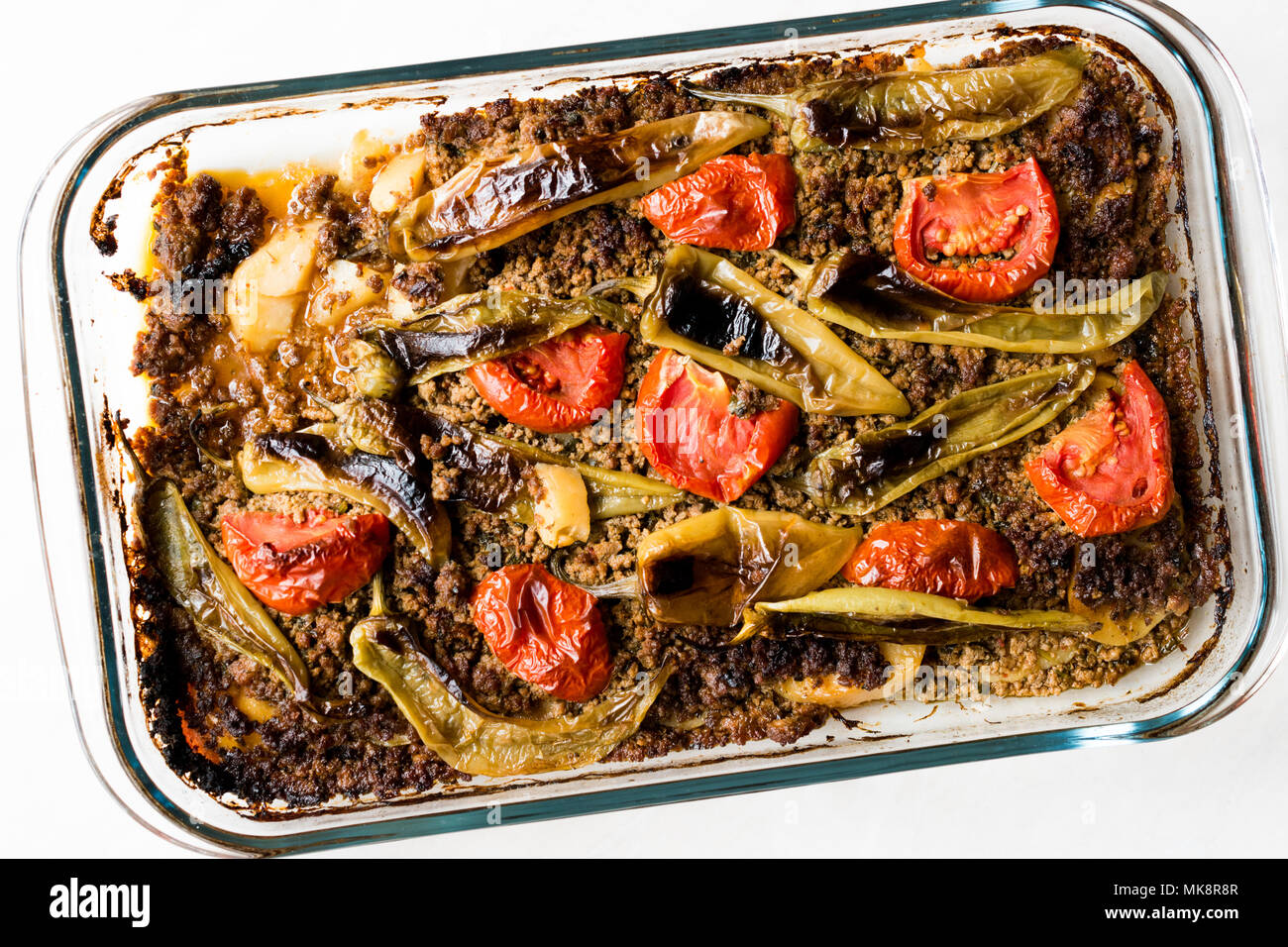 Türkisches Essen gebackene Kartoffel Auflauf mit Hackfleisch Tomaten und Grüner Pfeffer/Kiymali Patates. Traditionelle Speisen. Stockfoto