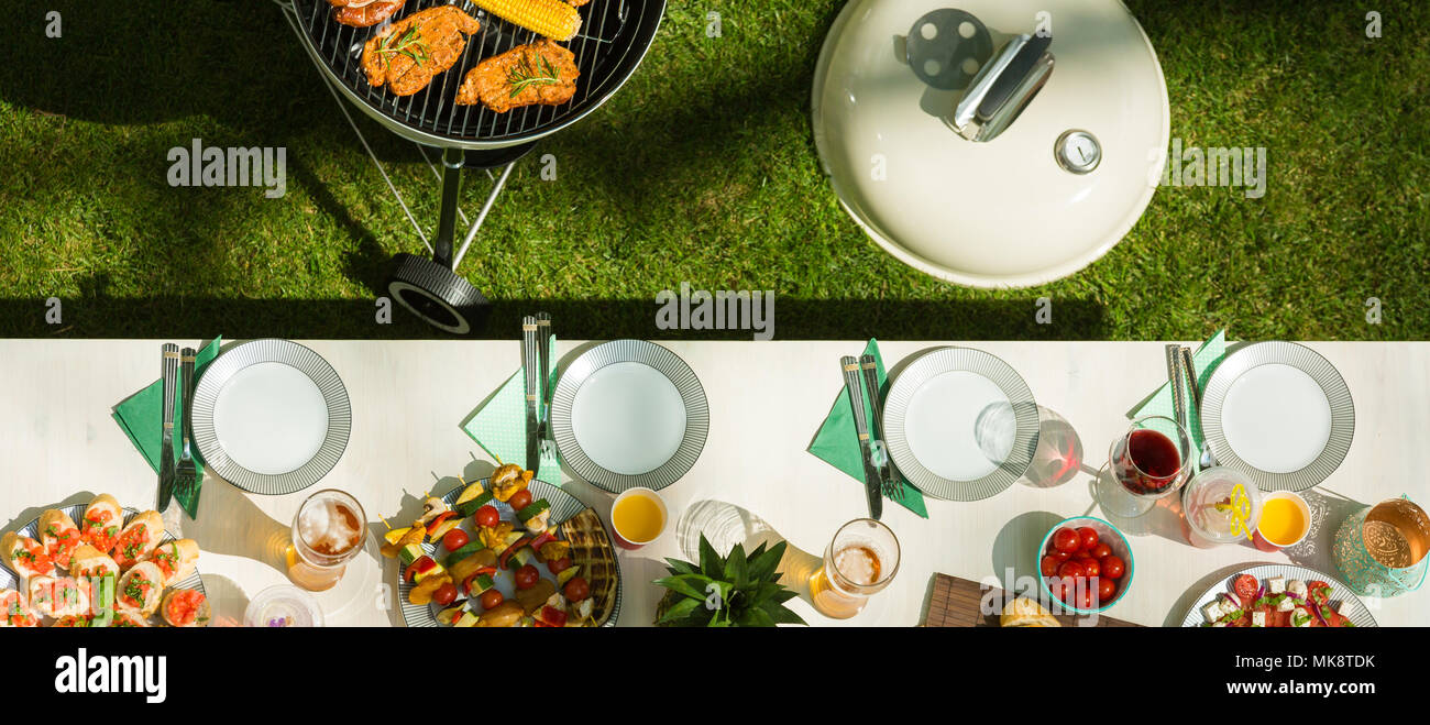 Tabelle mit Barbecue und weißen Tischdecke aus hohen Winkel Stockfoto