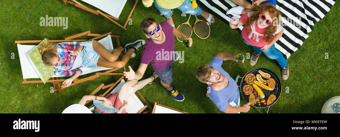 Sommer Grillfest mit Freunden in einem Garten Stockfoto