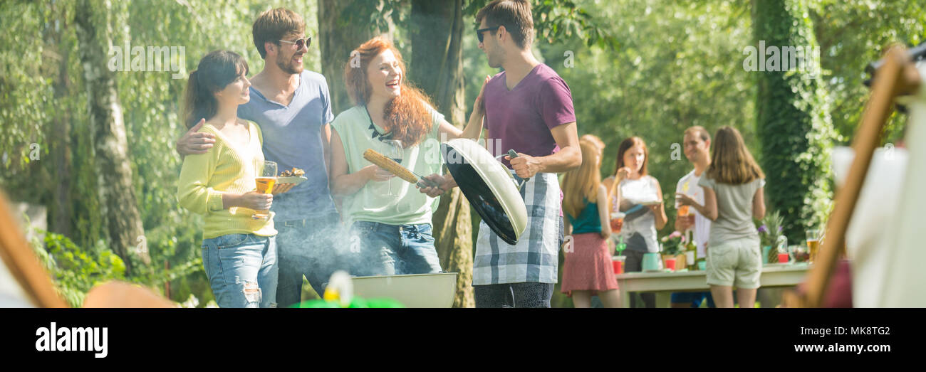 Eine Gruppe von Freunden mit einem Grill in einem Park Stockfoto