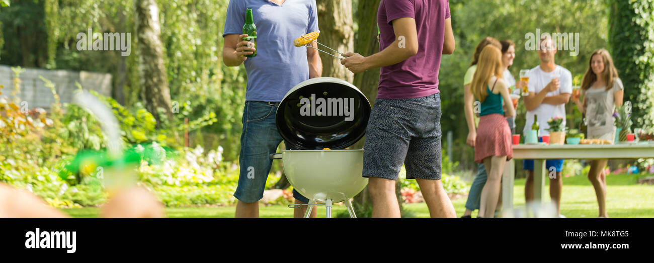 Sommer Grill in einem Garten unter Freunden Stockfoto