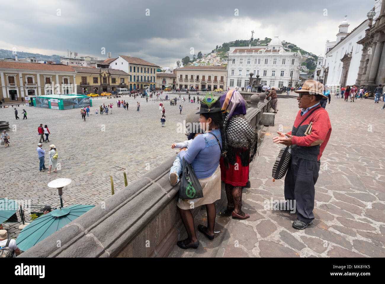 Indigenen Familie mit Blick auf die St. Francis Square, Quito, Ecuador. Stockfoto