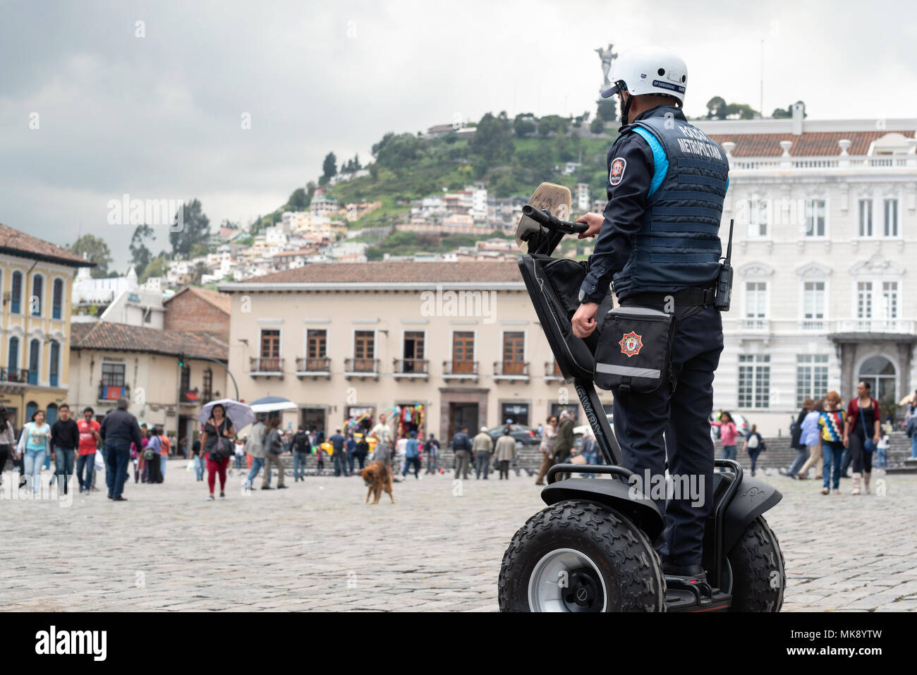 Polizist auf einem Segway in Saint Francis Square, Quito, Ecuador. Stockfoto