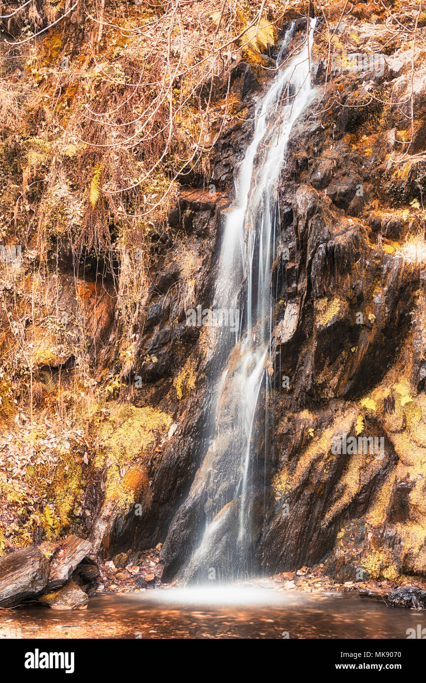 Wasserfall im Herbst in der Nähe des kleinen Dorfes Roggiano - Italien Stockfoto