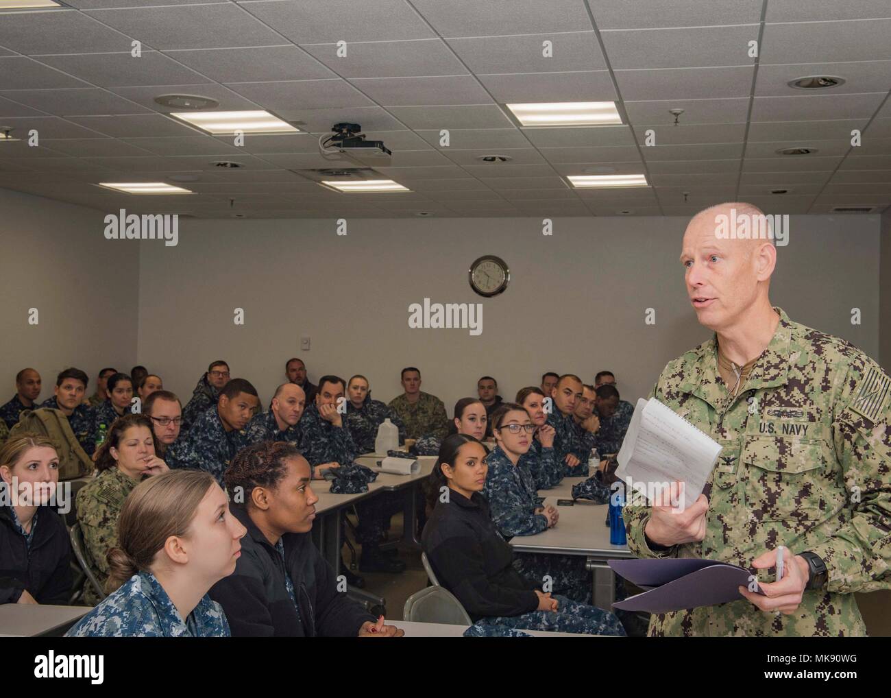 171116-N-UB 406-019 WILLIAMSBURG, Virginia (Nov. 16, 2017) Kapitän William Scouten, U.S. Naval Forces Southern Command flotte Chirurg, debriefings Matrosen nach Abschluss einer dreitägigen Schulung Übung an der Marine Expeditionary Medical Support Command, Nov. 16, 2017. Die Übung diente als Vertraut werden mit der Ausrüstung und der Zertifizierung für den bevorstehenden humanitären Mission weiterhin Versprechen 2018. (U.S. Marine Foto von Mass Communication Specialist Seaman Cameron M. Stoner/Freigegeben) Stockfoto