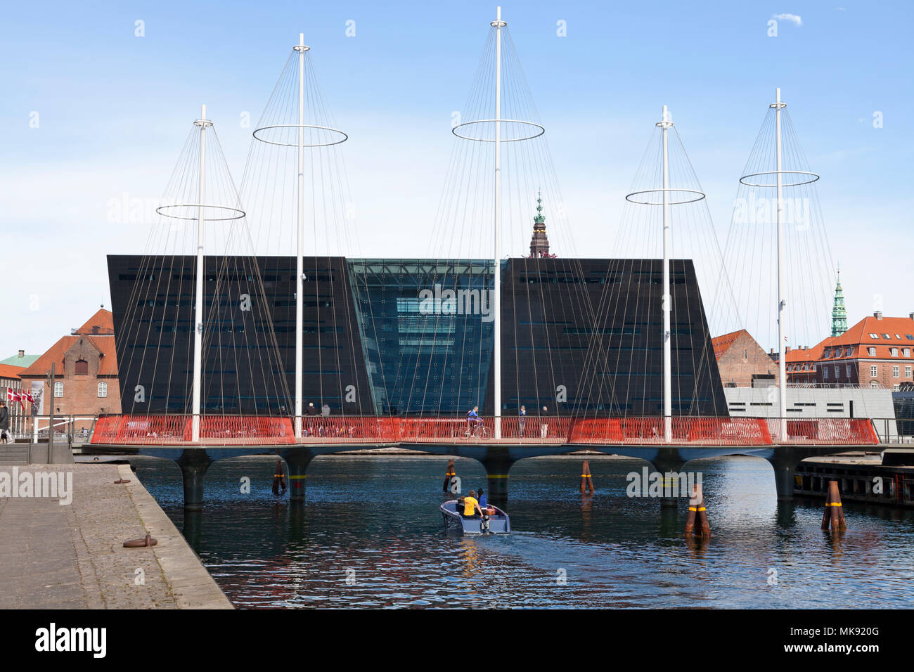 Der Kreis Brücke, Cirkelbroen, Spanning Christianshavn Kanal - Der schwarze Diamant, die Königliche Bibliothek, in den inneren Hafen von Kopenhagen Stockfoto
