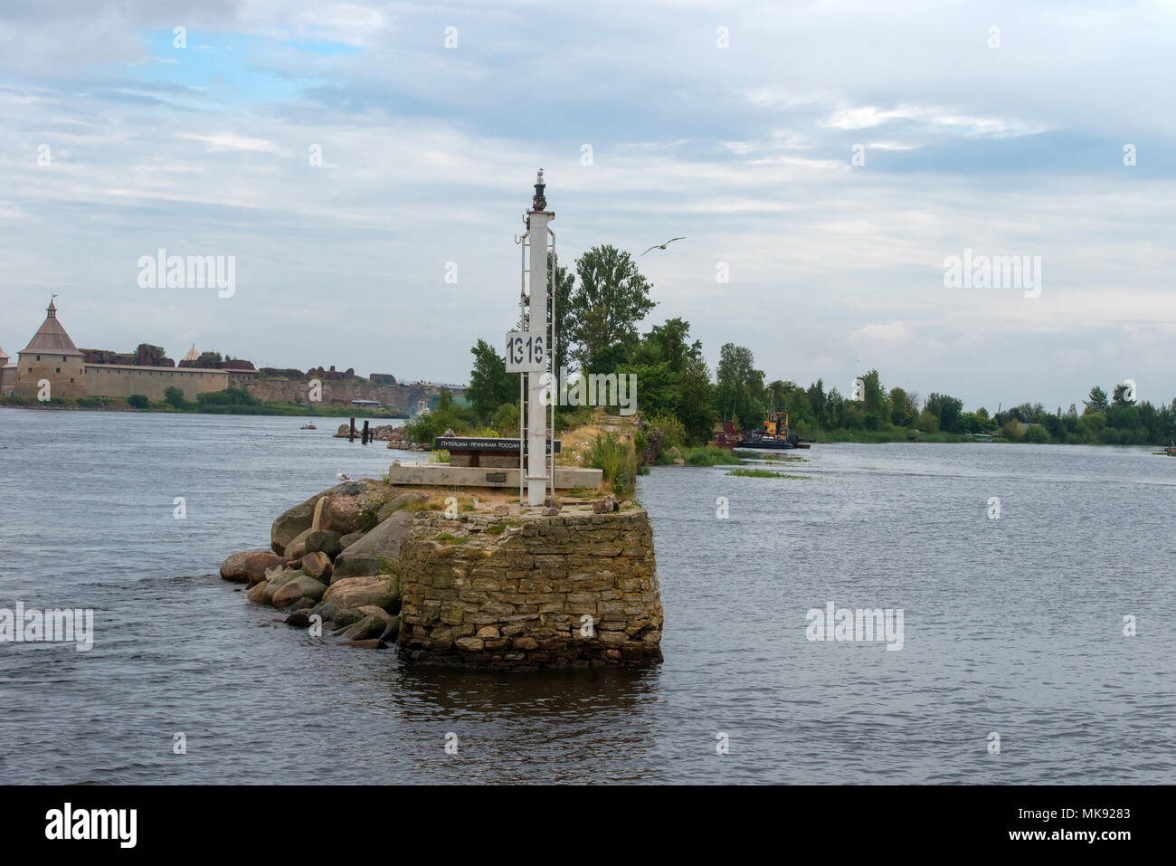 Fluss Zeichen - Wahrzeichen am Eingang des Ladoga Canal in Shlisselburg Stockfoto