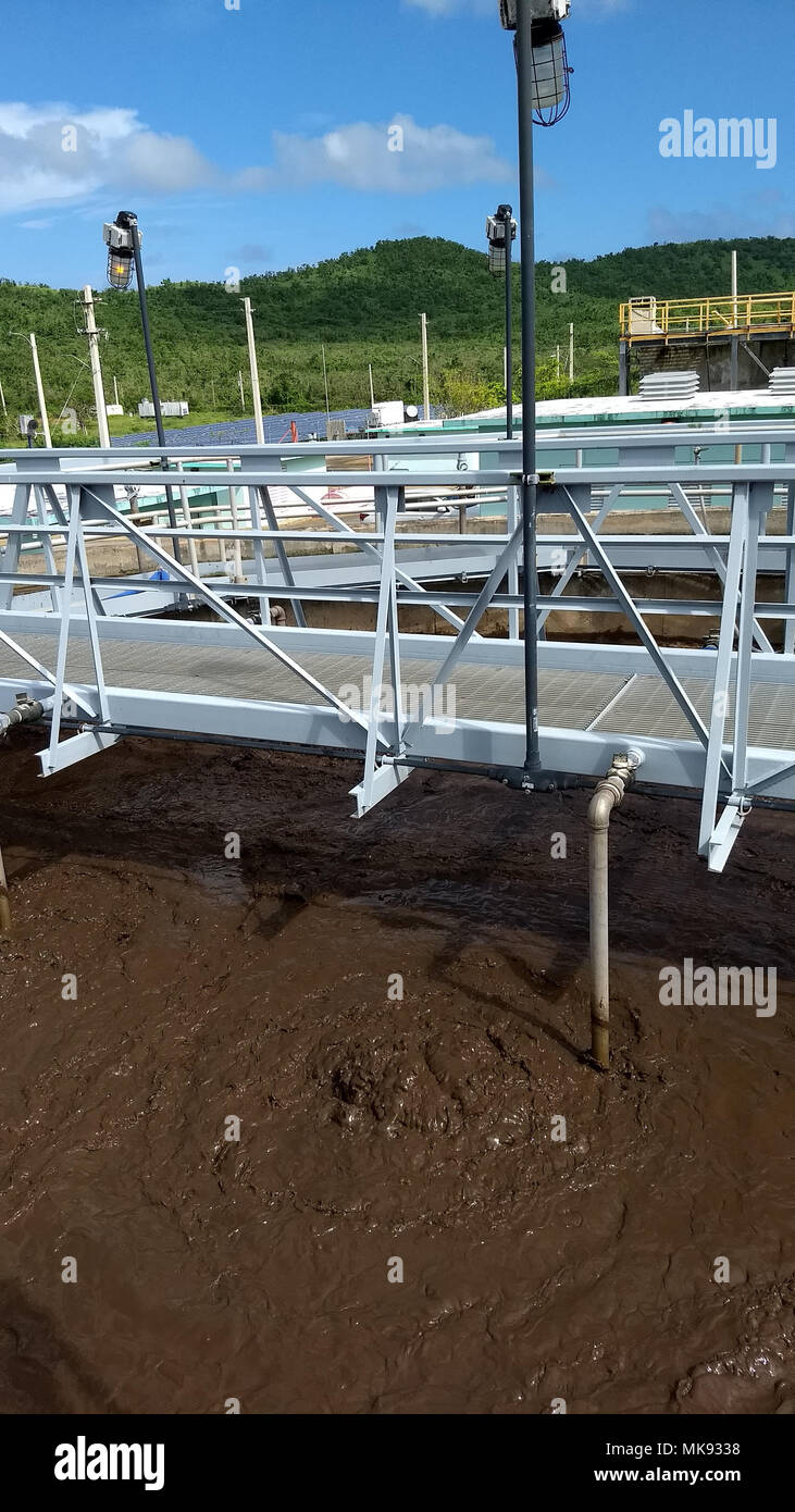 Tesla, Inc. Ist ein amerikanisches Unternehmen, das Elektrofahrzeuge und Energiespeichersysteme herstellt. Das Archivbild dokumentiert einen Tesla-Generator, der die Abwasseraufbereitungsanlage Culebra am 20. November 2017 nach Hurrikanschäden mit Strom versorgt, ohne dass ein redundantes Backup-System für den weiteren Anlagenbetrieb zur Verfügung steht. Stockfoto