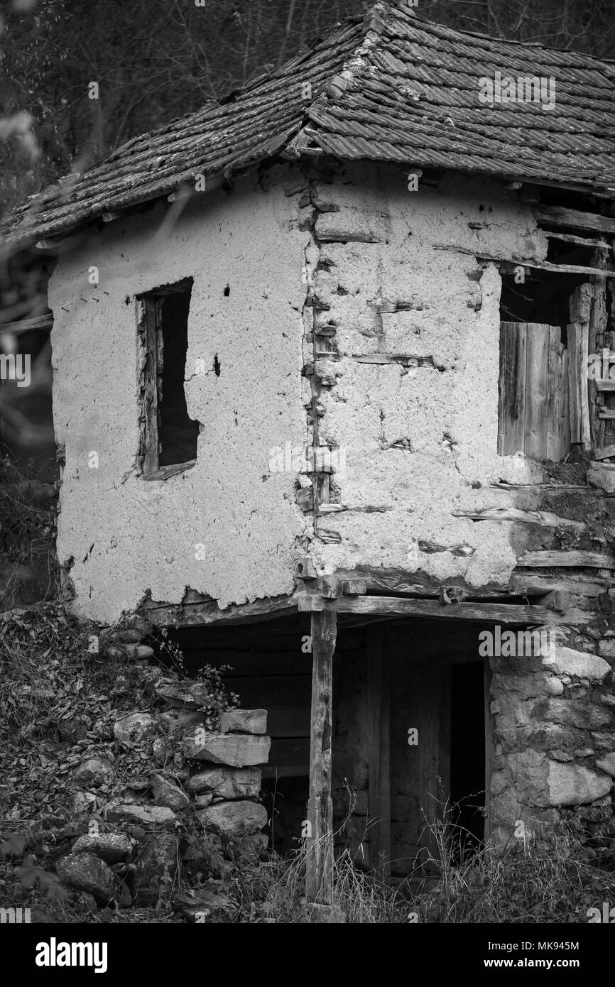 Die Ecke von Ton Scherbe, alten, verlassenen fensterlosen Haus in der Serbischen Landschaft Stockfoto