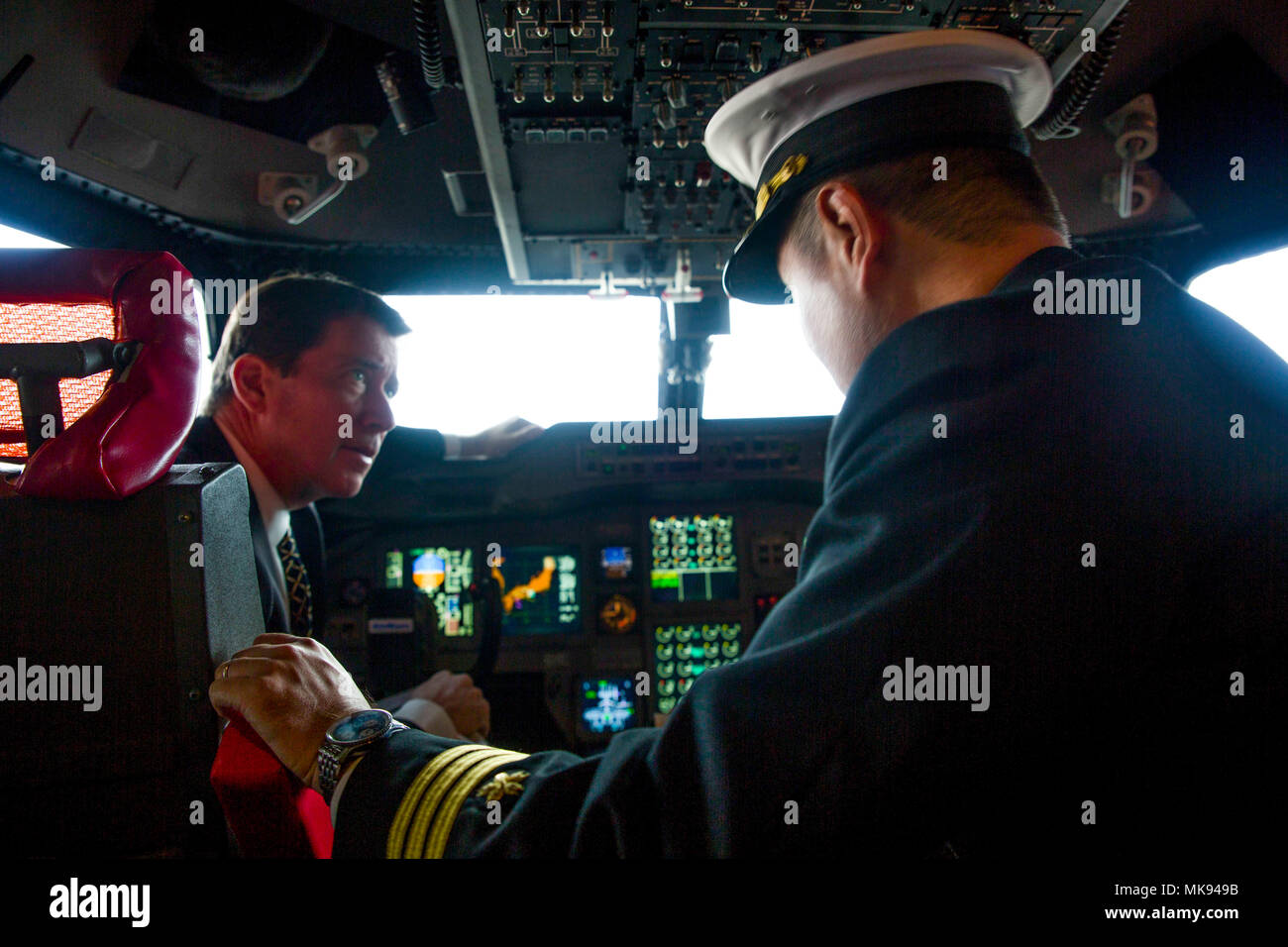 Botschafter William Hagerty, Links, US-Botschafter in Japan, spricht mit einem Japan Maritime Verteidigung-kraft (JMSDF) Offizier während einer Tour durch ein JMSDF US-1 ein Wasserflugzeug bei Marine Corps Air Station (WAB) Iwakuni, Japan, November 30, 2017. Botschafter Hagerty besuchte MCAS Iwakuni offiziell zum ersten Mal seit in Japan ankommen früh dieses Jahr. (U.S. Marine Corps foto Lance Cpl. Stephen Campbell) Stockfoto