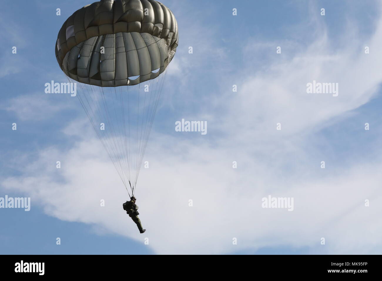 Die 20th Annual Randy Oller Memorial Operation Toy Drop (2017) war eine kombinierte Flugtrainingsveranstaltung, die vom United States Army Civil Affairs and Psychological Operations Command (Airborne) organisiert wurde. Das Archivbild dokumentiert einen multinationalen Jumpmaster beim Fallschirmabstieg über die Luzon Drop Zone. Stockfoto