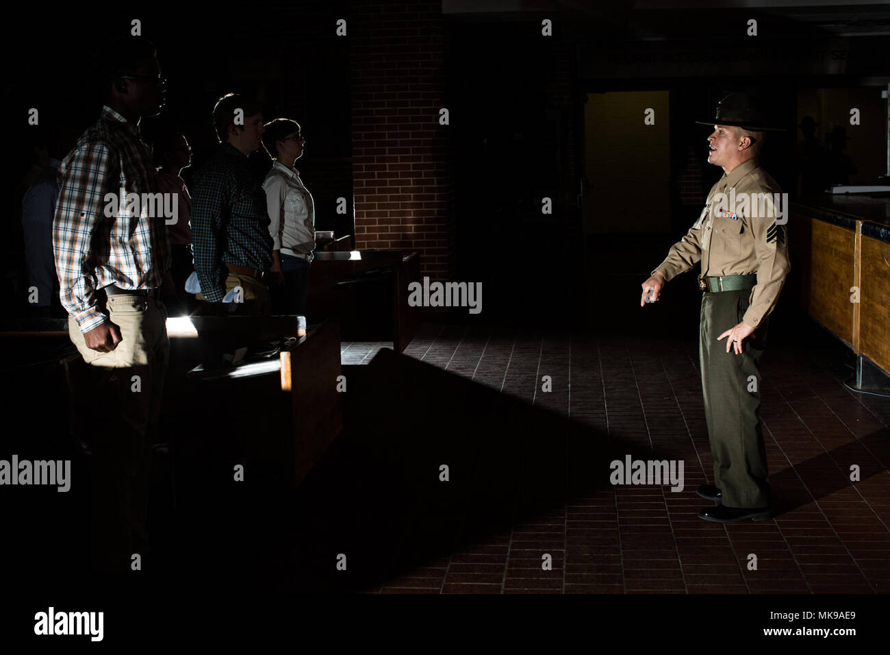 Drill Instructor Sgt. Roberto Salinas, von Worcester, Mass., gibt neue Rekruten Bestellungen, da sie ihre Verarbeitung beginnen Delta Firma, 1 Recruit Training Bataillon, und Oscar Firma, 4 Recruit Training Bataillon zu verbinden. Rekruten ihre Ausbildung Unternehmen in den nächsten Tagen für die Chance auf den Titel "Marine" (Foto von Lance Cpl erwerben verbinden. Carlin Warren) Stockfoto