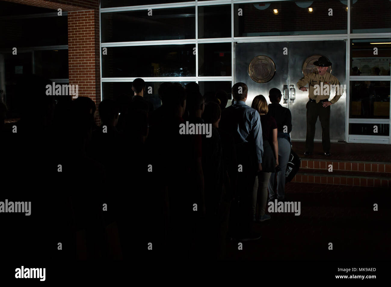 Drill Instructor Staff Sgt. Matthew Davidson unterweist die jungen Männer und Frauen, die nur auf Parris Island auf, was passieren wird, wie sie durch die kultigen Silber Türen der Insel Pass ankam. Diese rekrutieren sollen ihre Ausbildung mit Delta und Oscar innerhalb der nächsten paar Tage und Absolvent Februar 23, 2018 zu beginnen. (Foto von Lance Cpl. Carlin Warren) Stockfoto