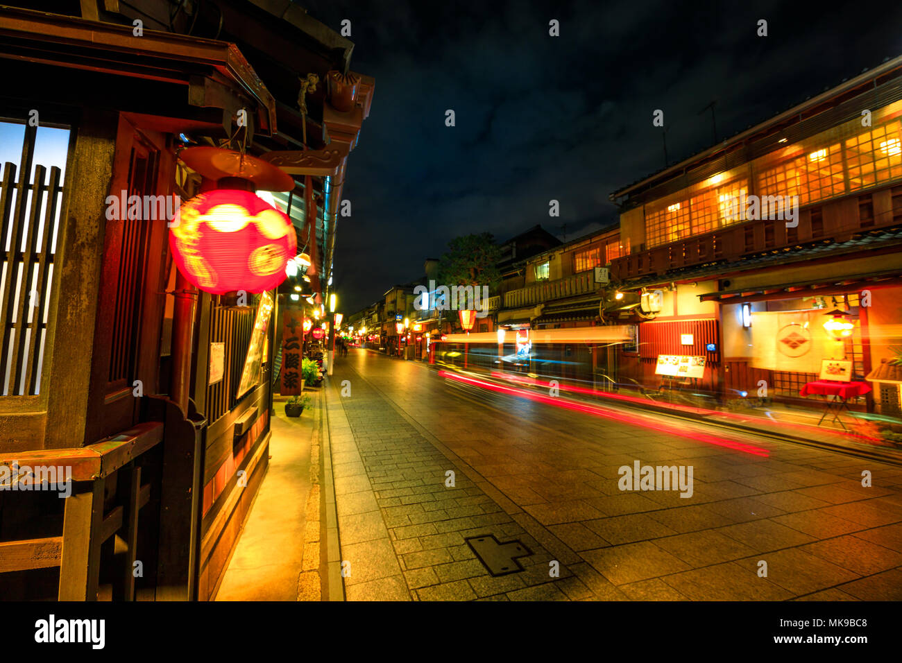Kyoto, Japan - 24 April 2017: Licht Trail durch die Nacht in Gion Kobu Bezirk mit typischen kaiseki Restaurant. Gion ist von Kyoto berühmteste Geisha District, Hanamachi, in Kyoto, Japan. Stockfoto