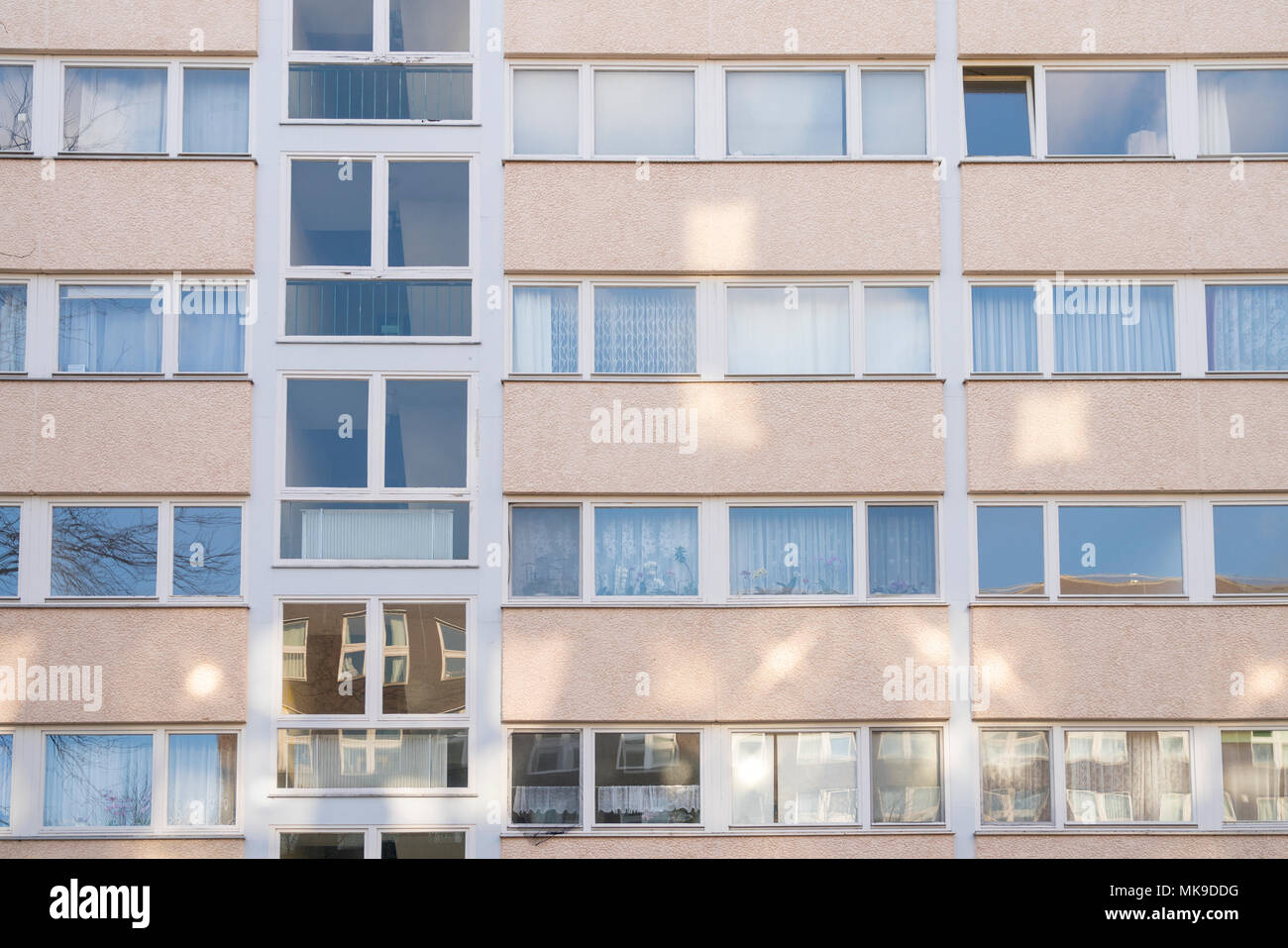 Im Bereich des sozialen Wohnungsbaus in Berlin, Fassade mit hellen Punkten Stockfoto