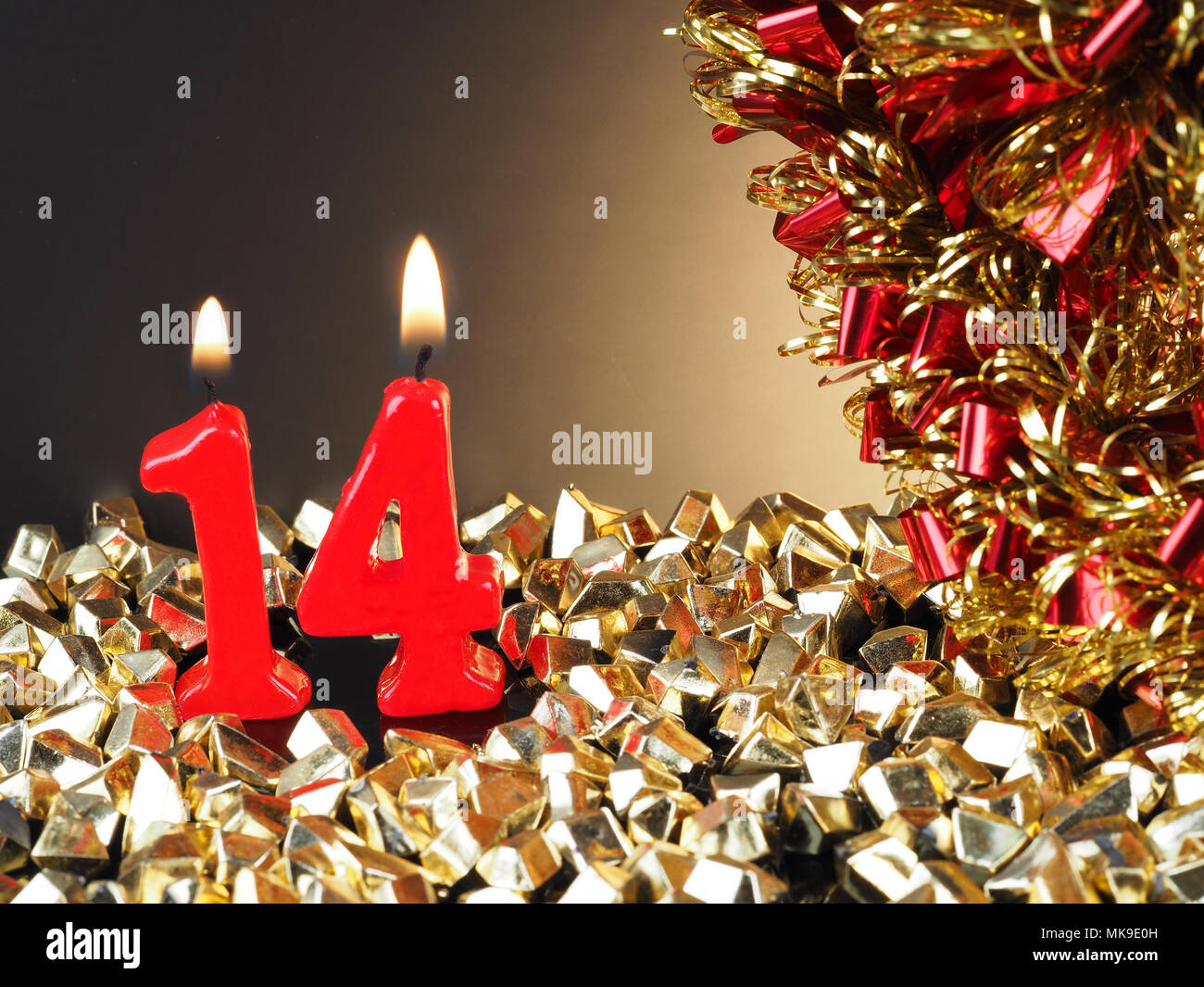 Zusammenfassung Hintergrund für Geburtstag oder Jubiläum. Rote Kerzen, Nr. 14. Stockfoto
