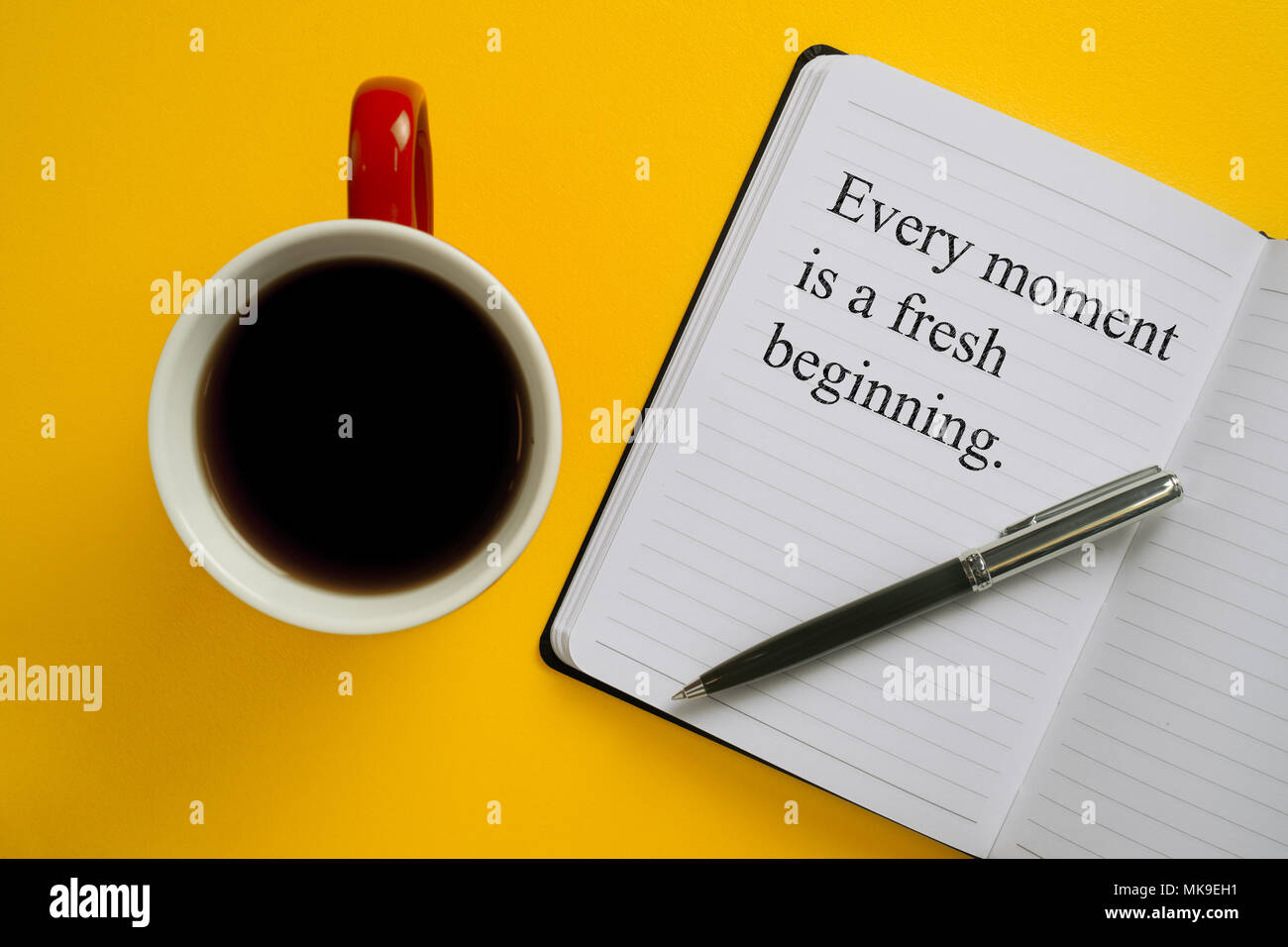 Jeder Augenblick ist ein neuer Anfang. Inspirational Anführungsstrich auf Notebook mit einem Becher Kaffee. Stockfoto