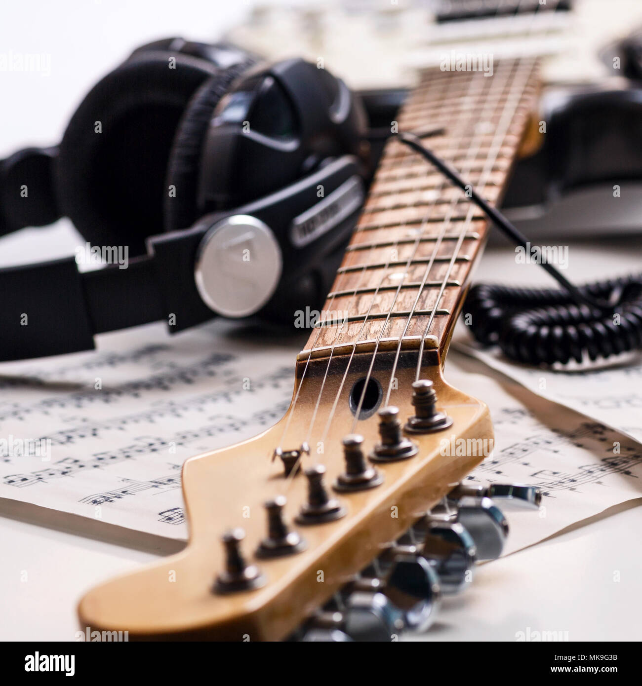 E-Gitarre und Kopfhörer mit Noten Stockfotografie - Alamy