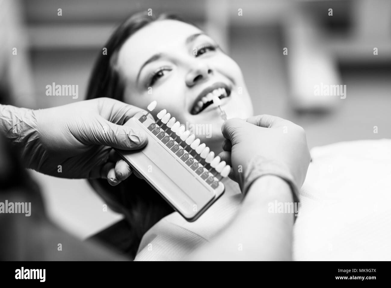 Des Patienten Zähne Schatten mit Proben für die Behandlung bleichen. Stockfoto
