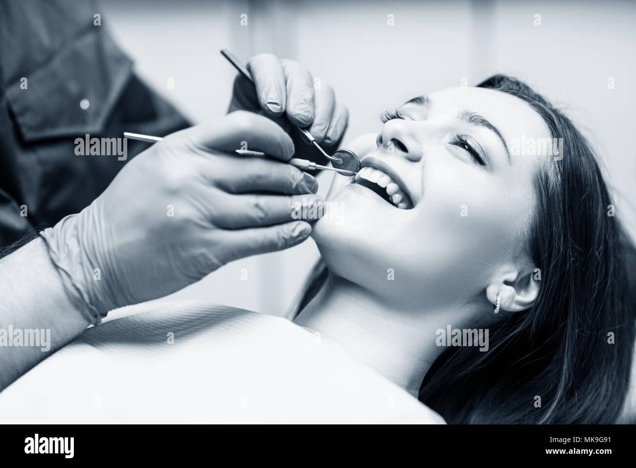 Zahnarzt Check-up Zähne zu junge Frau, die Patienten in der Klinik. Stockfoto