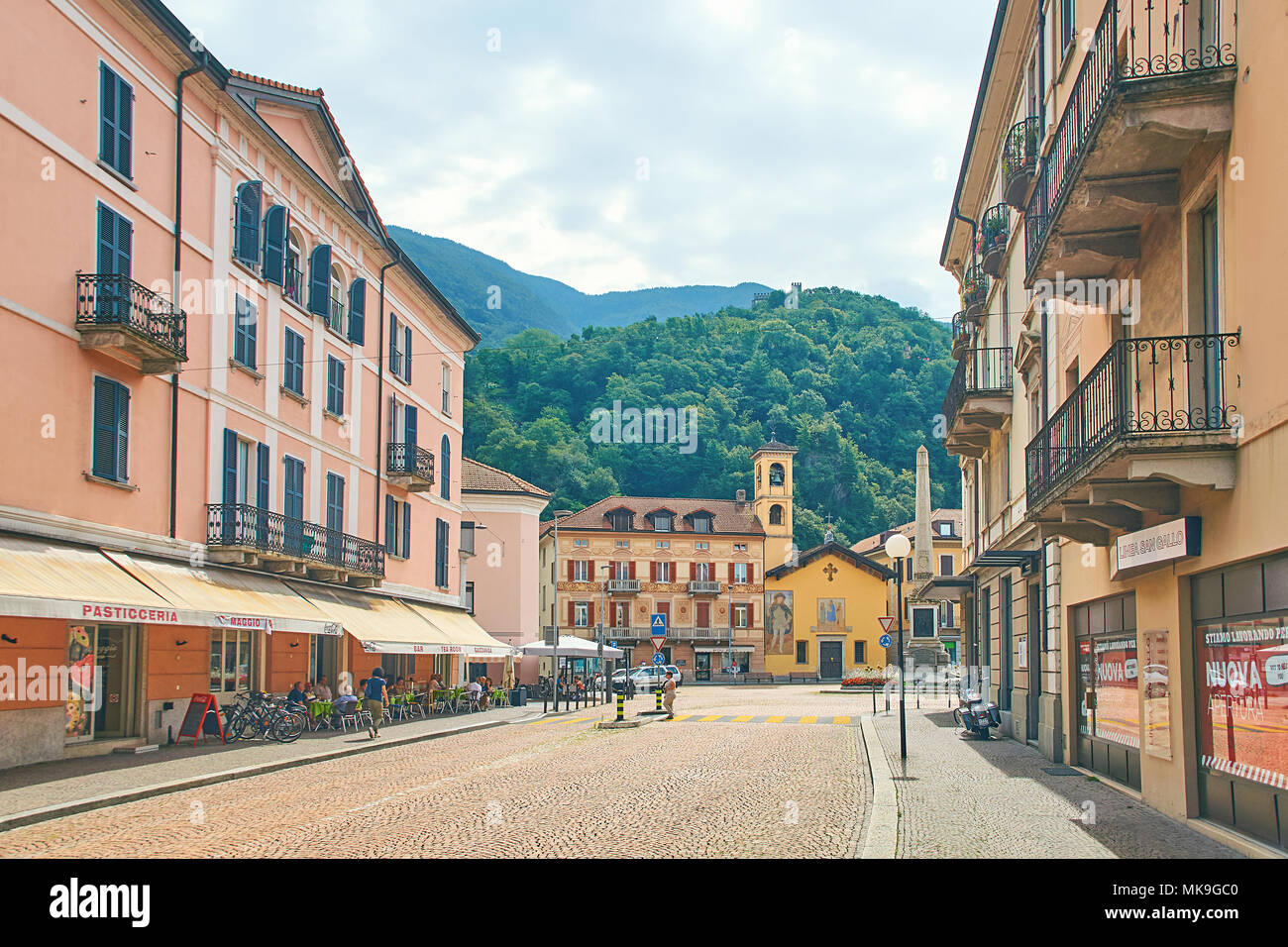 Schöne Aussicht auf die Piazza Indipendenza oder Platz der Unabhängigkeit in Bellinzona, Schweiz mit ein Obelisk errichtet im Jahr 1803 das 100-jährige Jubiläum der Mediation und Sasso Corbaro Burg auf dem Hügel zu markieren Stockfoto