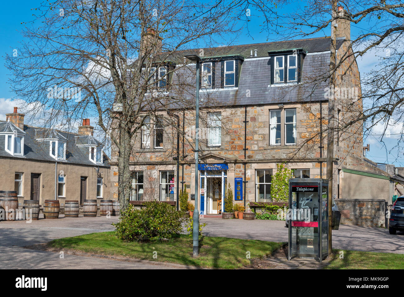 ARCHIESTOWN Moray in Schottland IM ZENTRUM DES DORFES IN DER FRÜHEN FRÜHLING UND DAS HOTEL Stockfoto