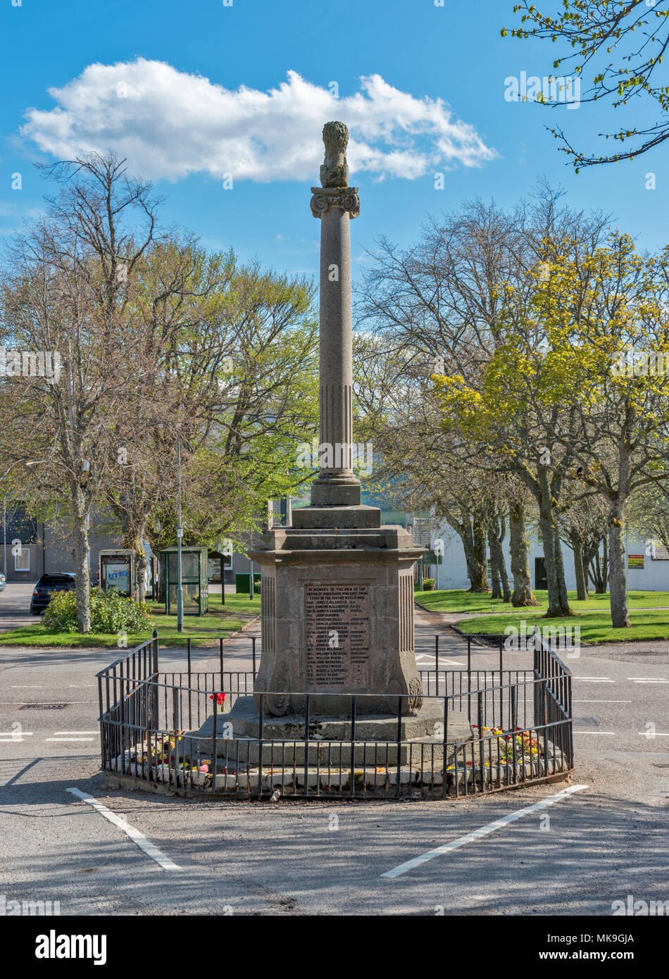 ARCHIESTOWN Moray in Schottland IM ZENTRUM DES DORFES IN DER FRÜHEN FRÜHLING das KRIEGERDENKMAL Stockfoto