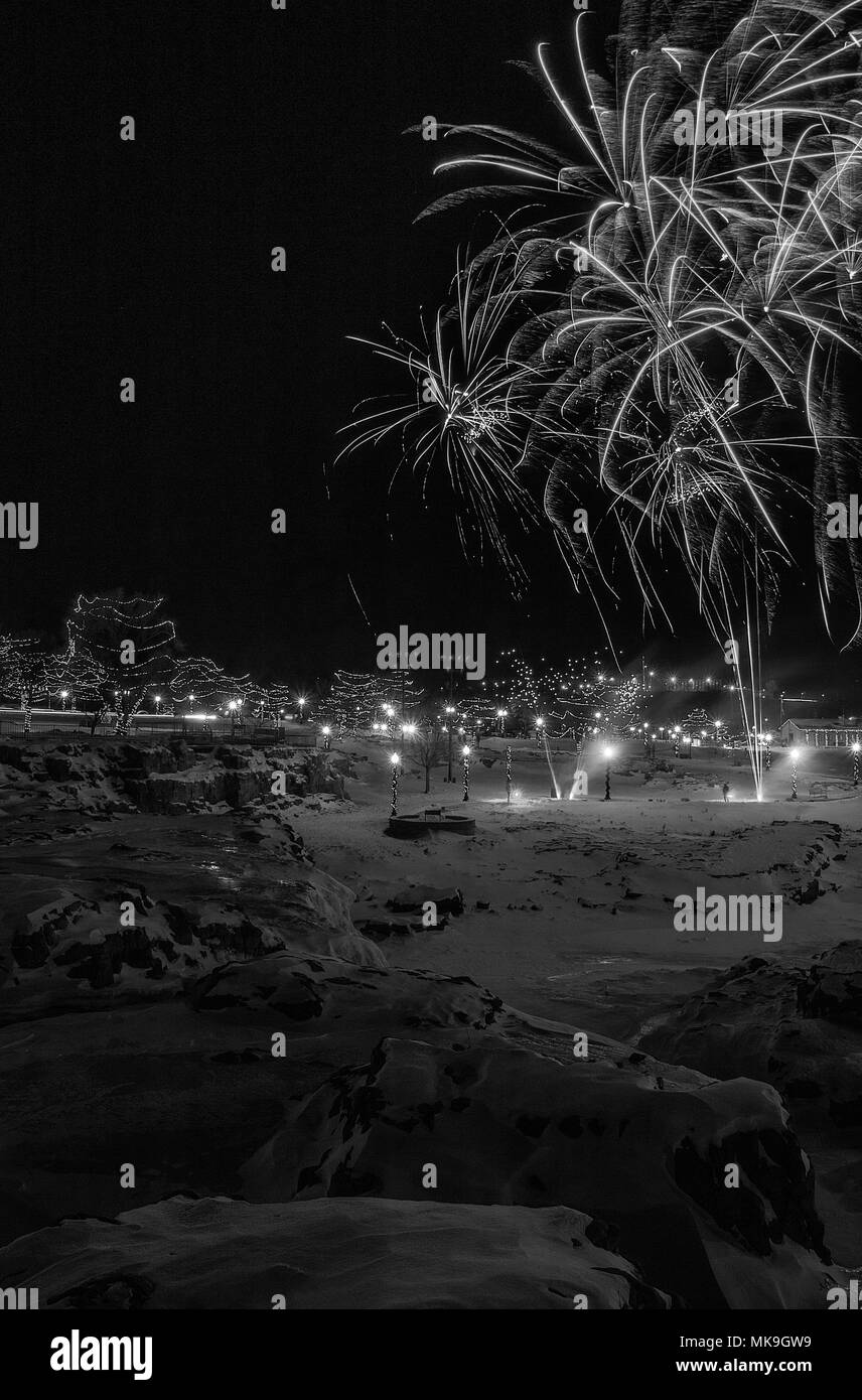 Falls Park in Sioux Falls, South Dakota lichter Feuerwerk für Silvester Stockfoto