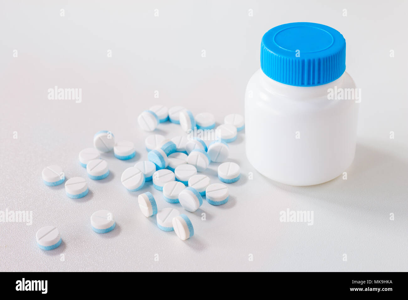 Pillen und Medikamente mit Box aus Kunststoff weiß Stockfoto