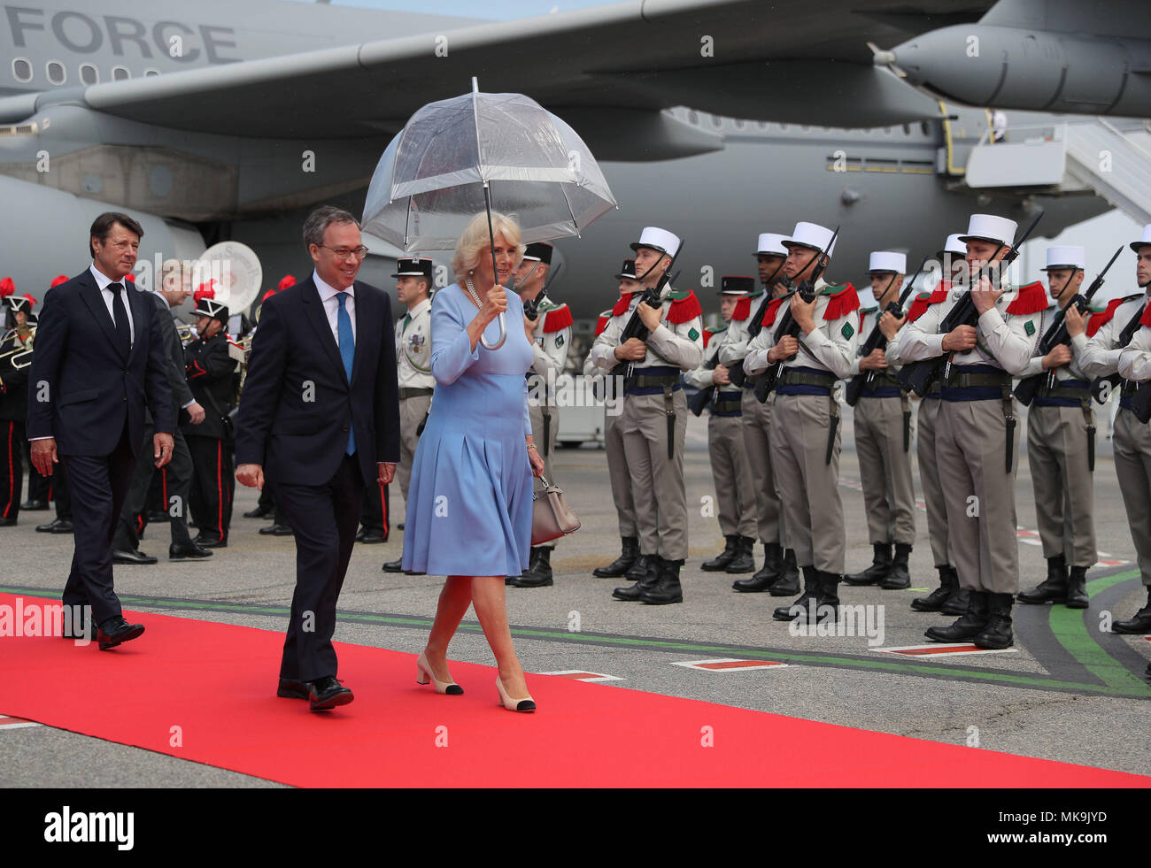 Botschafter in Frankreich, Herrn Llewellyn (Mitte) und prefet des Alpes-Maritimes, Georges-Francois Leclerc (links) mit der Herzogin von Cornwall nach kommt sie am Flughafen Nizza Cote d'Azur in Nizza, Frankreich, für den Start von ihr und den Prinzen von Wales offiziellen Besuch in Frankreich und Griechenland. Stockfoto