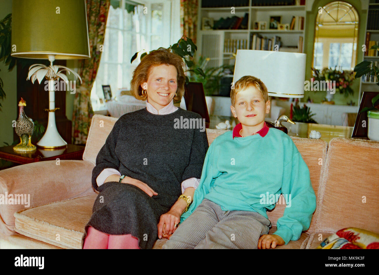 Prinzessin Donata von Preußen mit Sohn Georg Friedrich, Prinz von Preußen, in Fischerhude, Deutschland 1986. Prinzessin Donata von Preußen mit ihrem Sohn Georg Friedrich Prinz von Preußen, in Fischerhude, Deutschland 1986. Stockfoto