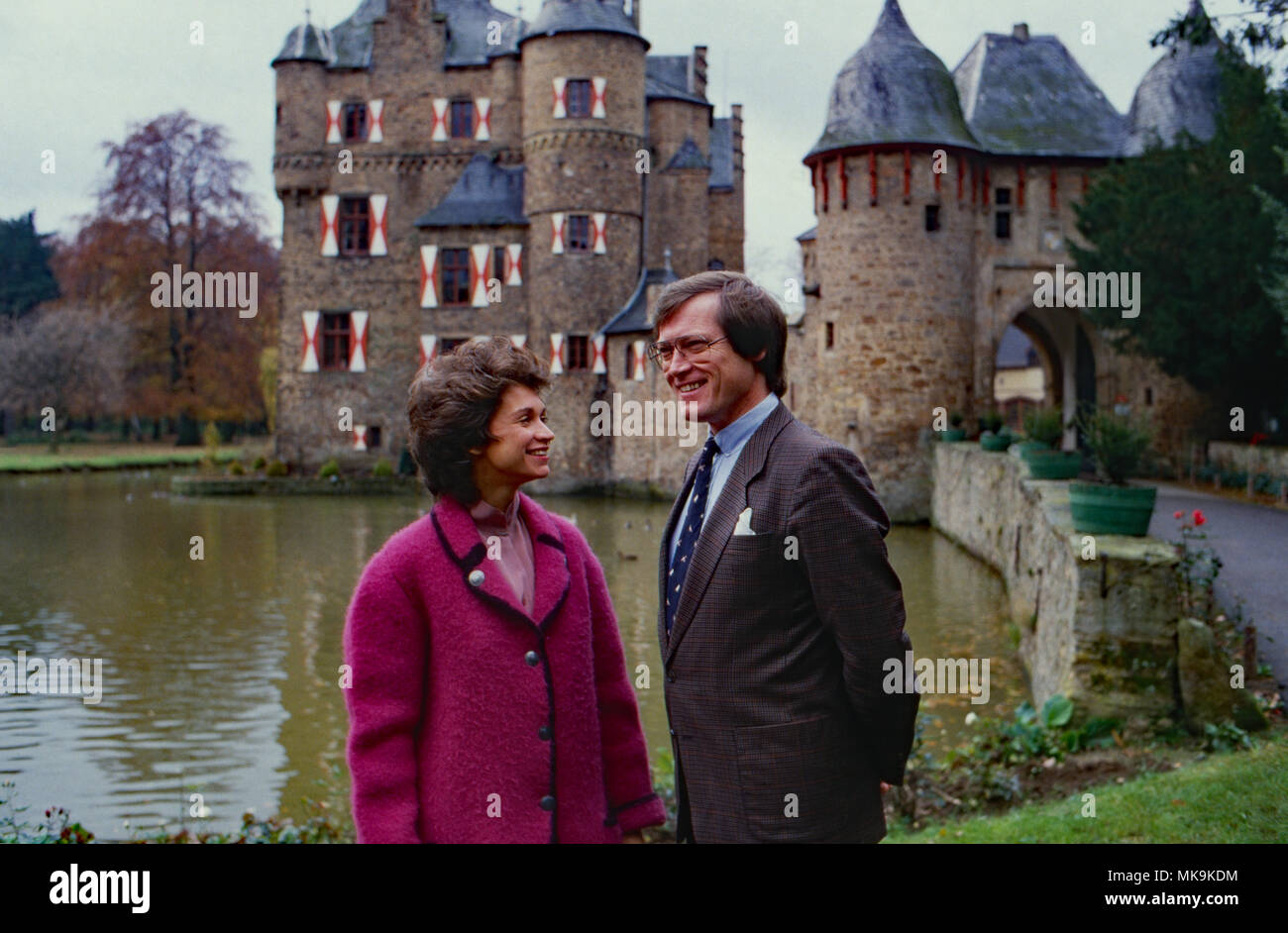 Franz Josef Graf Beissel von Gymnich mit Ehefrau vor Burg