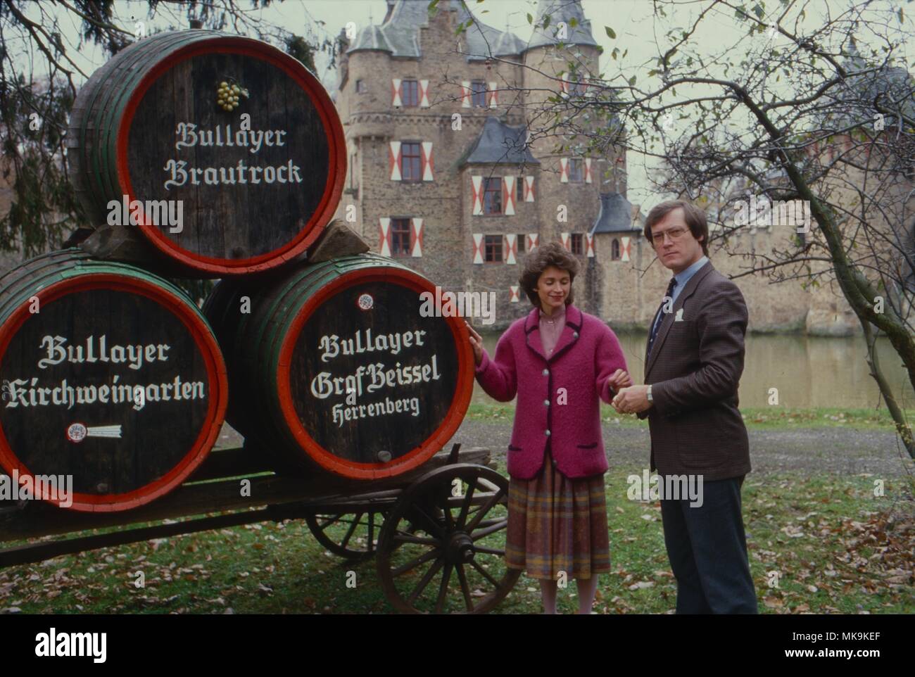 Franz Josef Graf Beissel von Gymnich mit Ehefrau vor Burg