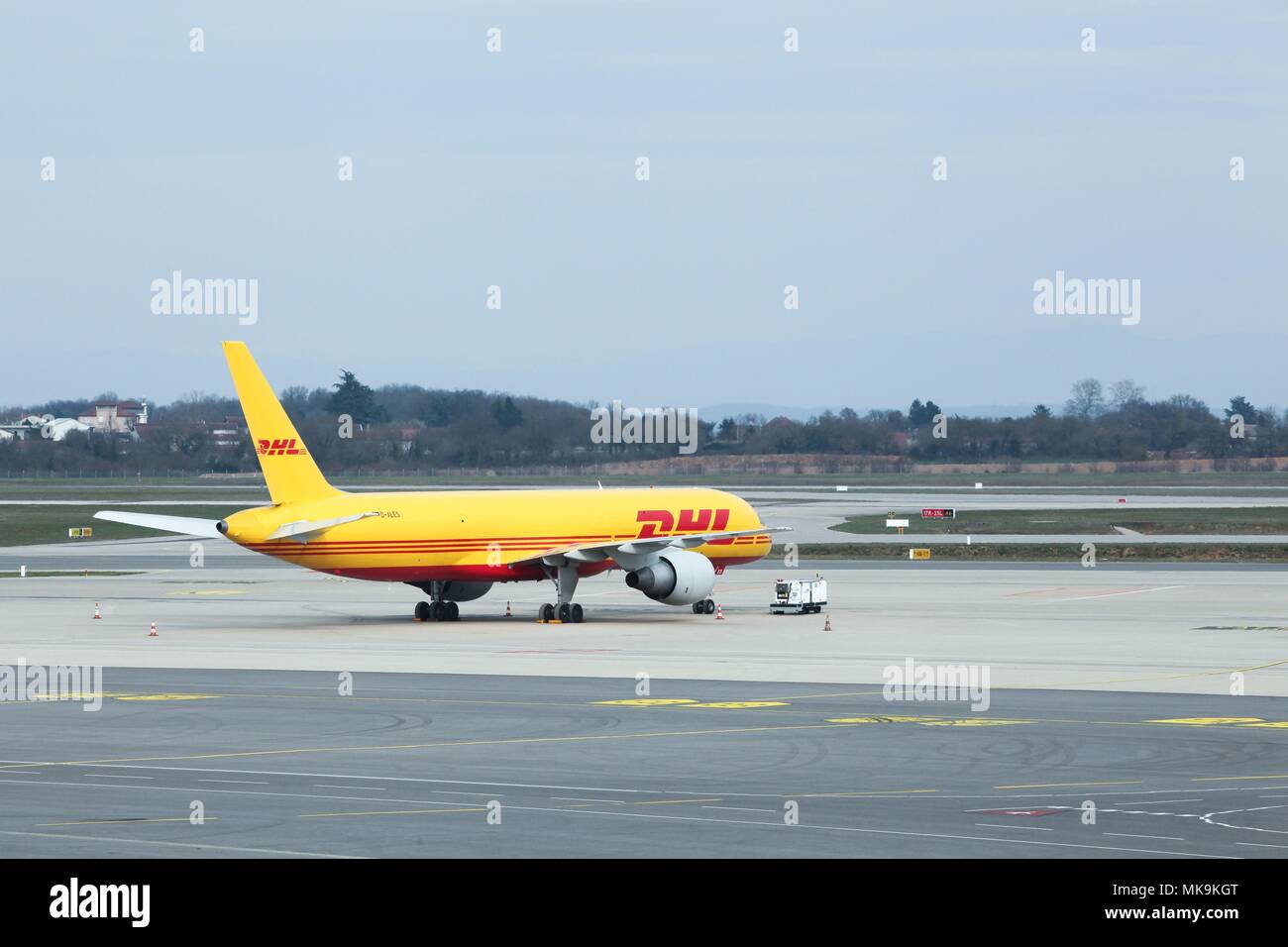 Lyon, Frankreich - 22. März 2018: DHL-Flugzeuge am Flughafen Lyon. DHL Express ist eine Abteilung des deutschen Logistikunternehmen Deutsche Post DHL Stockfoto