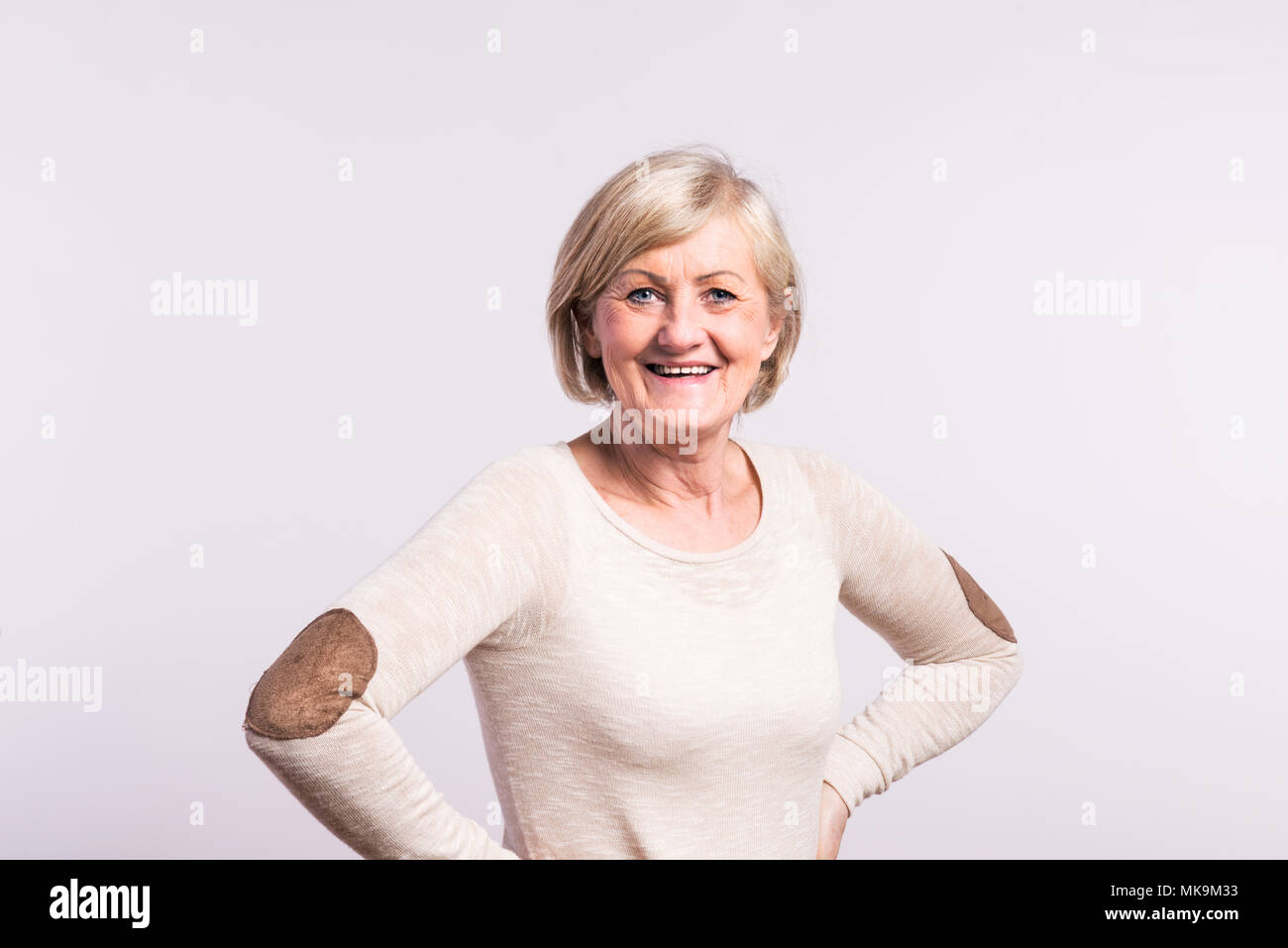 Porträt einer älteren Frau im Studio. Stockfoto