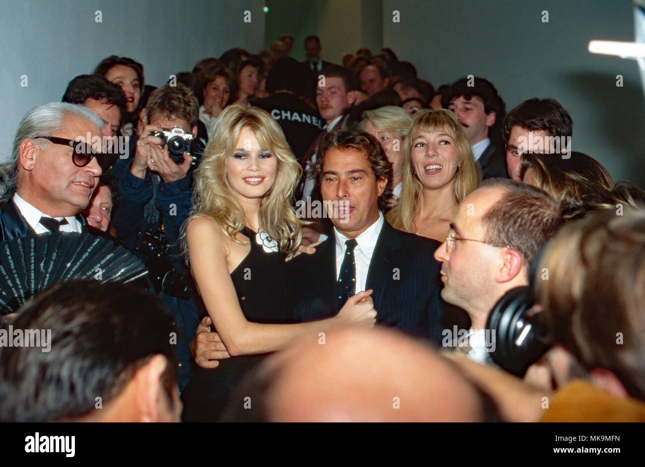 Karl Lagerfeld mit Supermodel Claudia Schiffer, Deutschland 1992. Modeschöpfer Karl Lagerfeld mit Deutschen Supermodel Claudia Schiffer, Deutschland 1992. Stockfoto