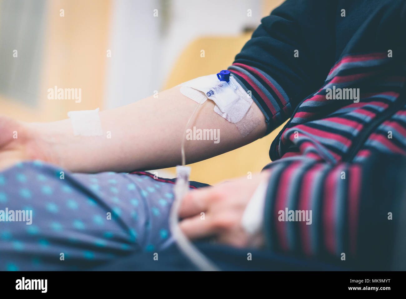 Intravenöse Therapie, Infusion oder iv in der Frau die Hand im Krankenhaus. Nahaufnahme der Katheter - besondere medizinische Behandlung erlaubt Medizin oder Kochsalzlösung direc fließen Stockfoto