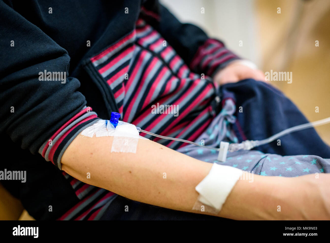 Intravenöse Therapie, Infusion oder iv in der Frau die Hand im Krankenhaus. Nahaufnahme der Katheter - besondere medizinische Behandlung erlaubt Medizin oder Kochsalzlösung direc fließen Stockfoto