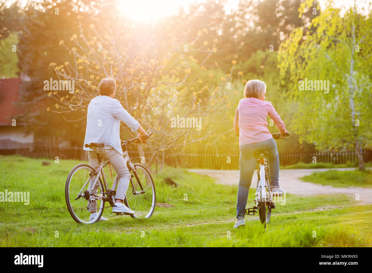 Schönes älteres Ehepaar mit Fahrräder außerhalb im Frühjahr die Natur. Stockfoto