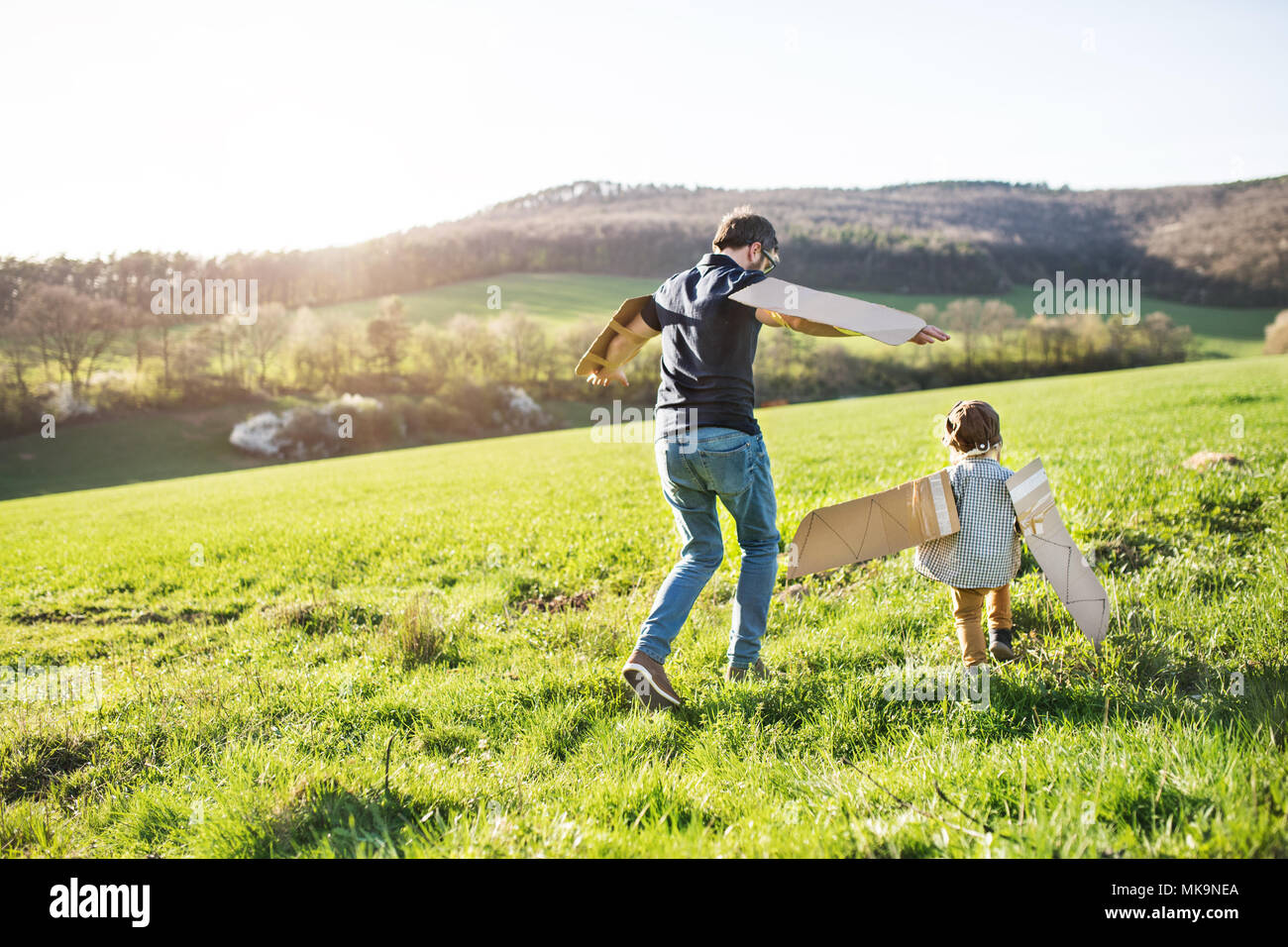 Happy toddler Boy Spielen im Freien mit Vater im Frühling Natur. Stockfoto