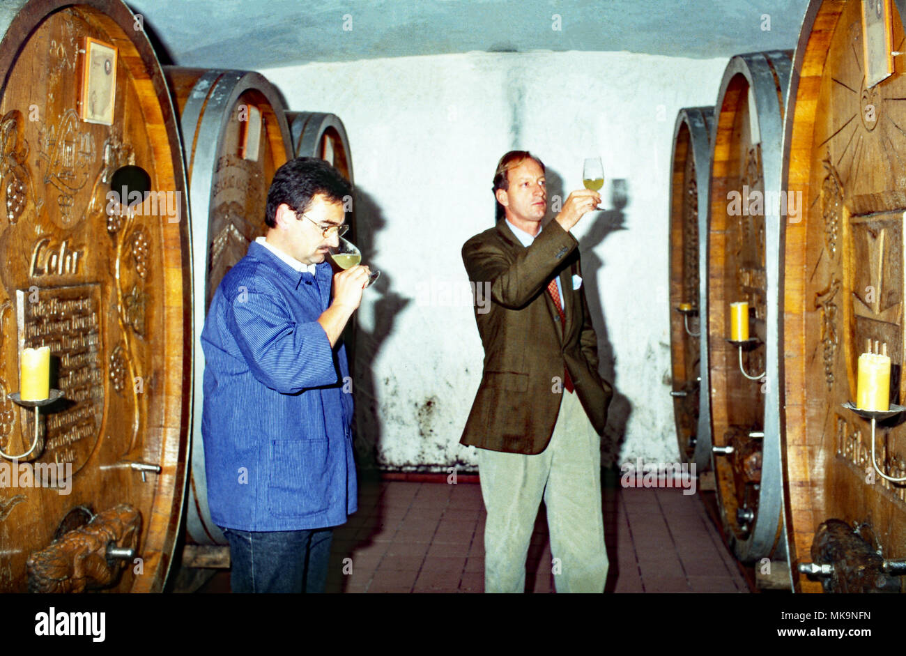 Erbprinz Karl Friedrich von Hohenzollern, als Winzer und Küfer, Deutschland 1987. Der thronfolger Karl Friedrich, Prinz von Hohenzollern, arbeitet als Winzer und Cooper, Deutschland 1987. Stockfoto