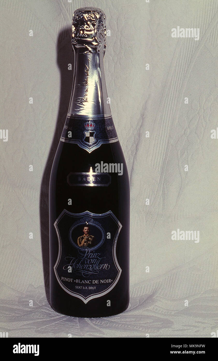 Produkt aus dem Weingut von Erbprinz Karl Friedrich von Hohenzollern, der als Winzer und Küfer arbeitet, Deutschland 1987. Produkt des Weingut der Thronfolger Karl Friedrich, Prinz von Hohenzollern, arbeitet als Winzer und Cooper, Deutschland 1987. Stockfoto