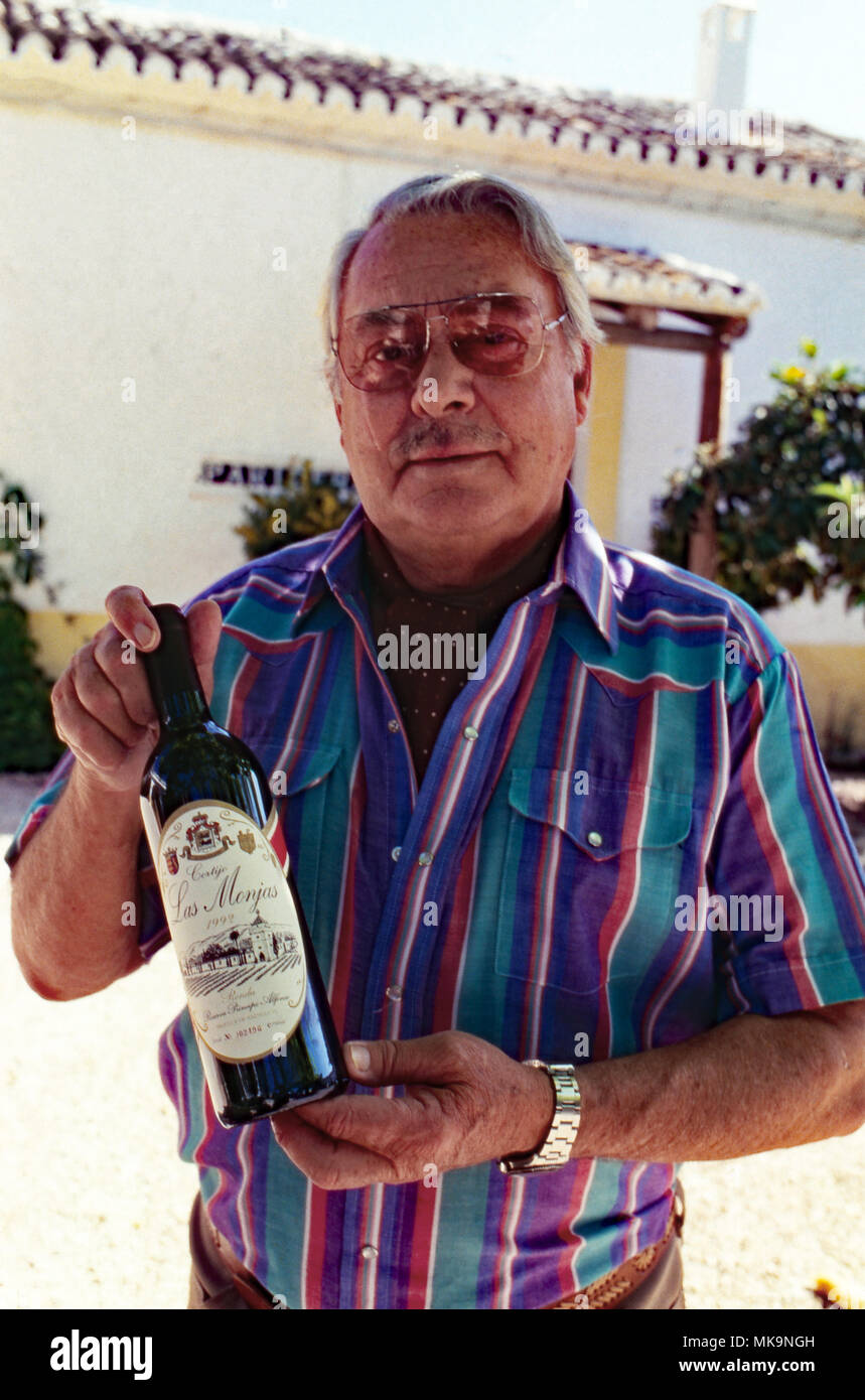 Alfonso Prinz zu Hohenlohe-Langenburg, mit dem von ihm produzierten Las Monjas Rotwein in Marbella, Spanien 1993. Alfonso Prinz zu Hohenlohe-Langenburg mit einem von seinem Weingut Rotwein 'Las Monjas" bei Marbella, Spanien 1993 produziert. Stockfoto