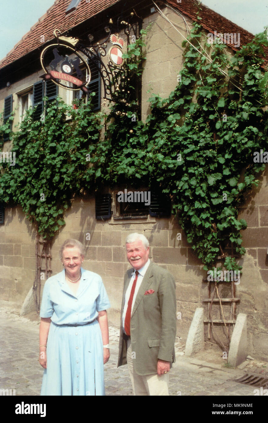 Siegfried Fürst zu Castell-Rüdenhausen mit Gattin Irene in Schloss Rüdenhausen, Deutschland 1990. Siegfried Prinz von Ruedenhausen mit seiner Frau Irene an Ruedenhausen schloss, Deutschland 1990. Stockfoto